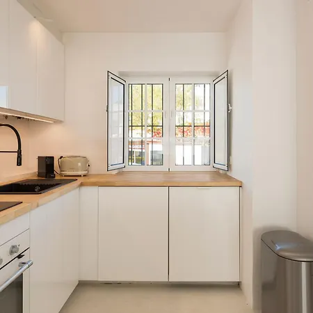 Modern Retreat: 3 Bedroom In The Old Village * Quarteira