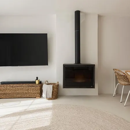 Modern Retreat: 3 Bedroom In The Old Village Parco vacanze *