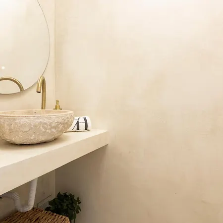 Modern Retreat: 3 Bedroom In The Old Village Parco vacanze