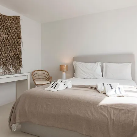 Modern Retreat: 3 Bedroom In The Old Village *